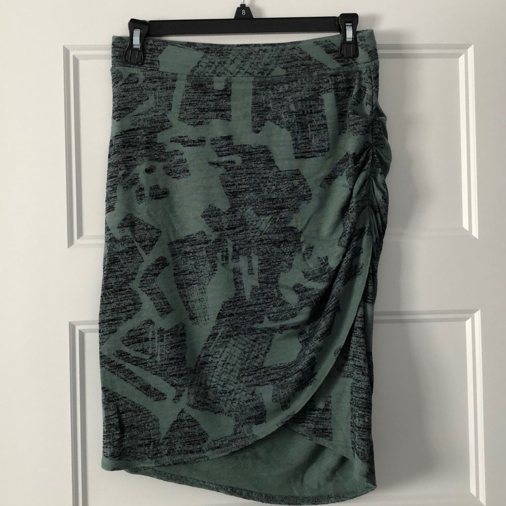 Aritzia ruched skirt size medium
